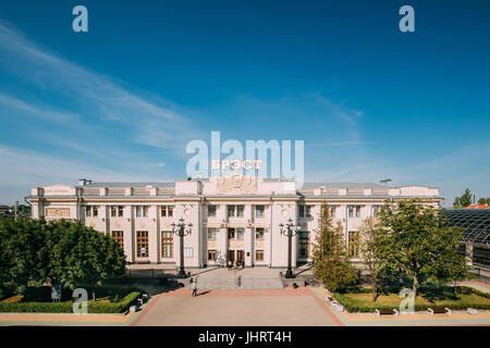 Brest, Weißrussland - 6. Juni 2017: Empfangsgebäude Reihen Bahnhof Brest, Brest Central, Brest-Tsentralny Bahnhof In sonnigen Sommertag. Stockfoto