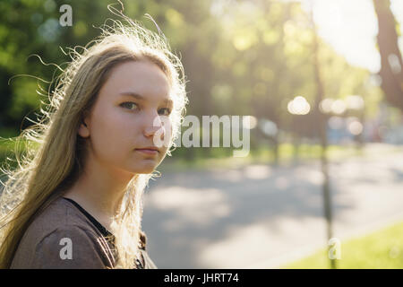 Teen Mädchen in der grünen Stadt im sonnigen Sommerabend Stockfoto