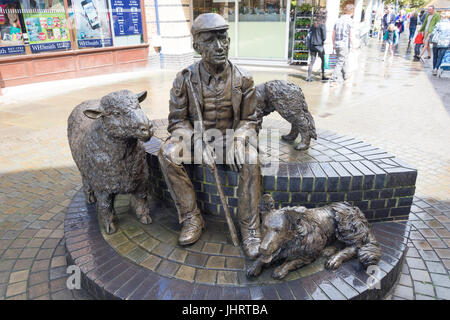 Schäfer-Skulptur in Rams Walk Shopping Centre, High Street, Petersfield, Hampshire, England, Vereinigtes Königreich Stockfoto