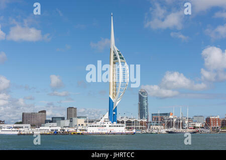 Ansicht der Spinnaker Tower und Gunwarf Quays von Gosport Fähre, Portsmouth, Hampshire, England, Vereinigtes Königreich Stockfoto