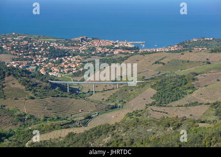 Pyrenäen Orientales Vermilion Küste aerial Landschaft, Weinberge Felder mit dem Dorf von Collioure und das Mittelmeer, Frankreich, Roussillon Stockfoto