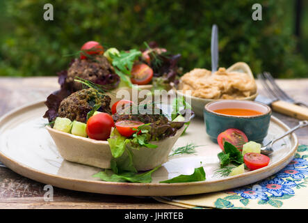 Mediterrane Rindfleisch Frikadellen mit Salat in Taco-Schalen Stockfoto