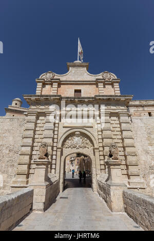 Historische Stadttor mit Brücke, Mdina, Malta Stockfoto