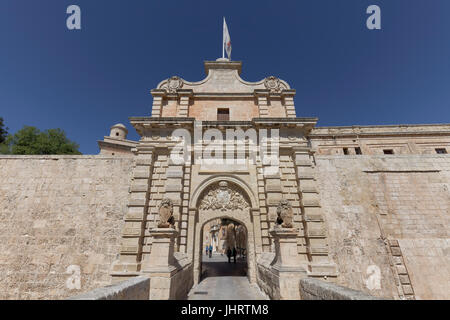 Historische Stadttor mit Brücke, Mdina, Malta Stockfoto