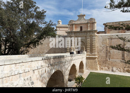 Historische Stadttor mit Brücke, Mdina, Malta Stockfoto