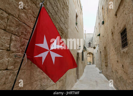 Maltesischer Flagge in engen Gasse im historischen Zentrum, Mdina, Malta Stockfoto