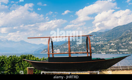 Malerische Landschaftsblick auf den Comer See, Lombardei, Italien mit Boot im Vordergrund Stockfoto