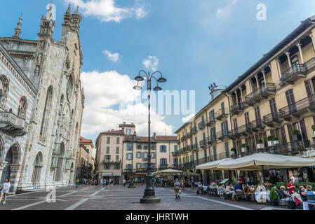 Cafe vor dem Dom (Duomo), Piazza del Duomo, Como, Comer See, Lombardei, Italien Stockfoto