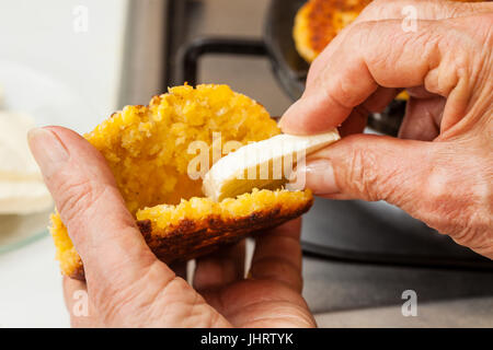 Traditionelle kolumbianische Arepa de Choclo Zubereitung: die gekochte Mais-Brot mit Käse Füllung Stockfoto