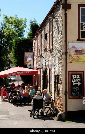 Essen und trinken in das Dorf Cheddar statt Stockfoto