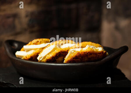 Traditionelle kolumbianische Arepa de Choclo Zubereitung: Arepas de Choclo gefüllt mit weißem Käse Stockfoto