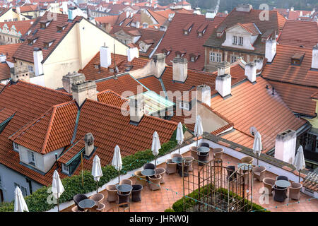 Häuser mit traditionellen roten Dächern in Prag, Tschechische Republik Stockfoto