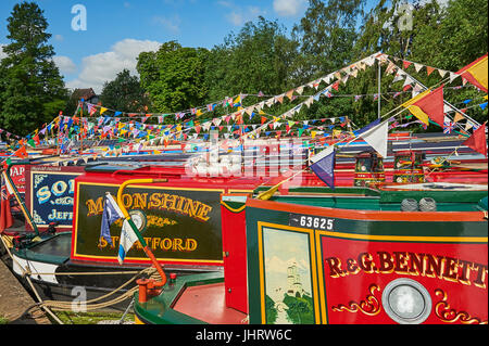 Schmale Boote vertäut am Fluss Avon in Stratford-upon-Avon, Warwickshire während des River festival Stockfoto