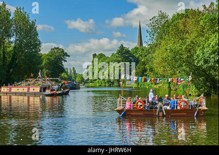 Stratford upon Avon und die alte Kette Fähre, wimpelketten geschmückt überquert den Fluss Avon während der River Festival. Stockfoto