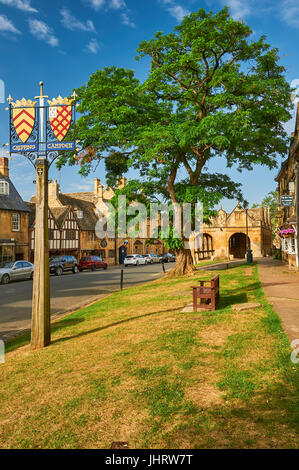 High Street, Chipping Campden mit Gebäuden in Cotswold Stein Stockfoto