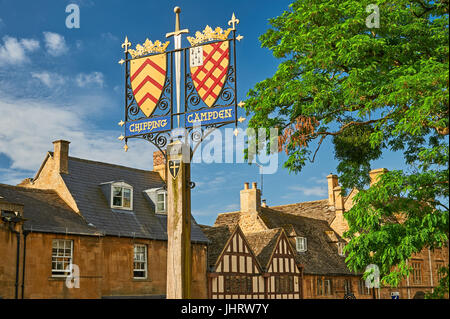 High Street, Chipping Campden mit Gebäuden in Cotswold Stein Stockfoto