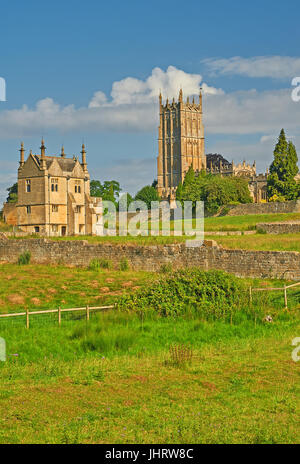 Chipping Campden in den Cotswolds, Gloucestershire und der Kirchturm von St. James über von Ackerland gesehen an einem Sommernachmittag Stockfoto