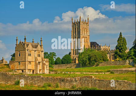 Chipping Campden in den Cotswolds, Gloucestershire und der Kirchturm von St. James über von Ackerland gesehen an einem Sommernachmittag Stockfoto