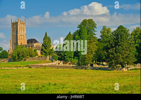 Chipping Campden in den Cotswolds, Gloucestershire und der Kirchturm von St. James über von Ackerland gesehen an einem Sommernachmittag Stockfoto