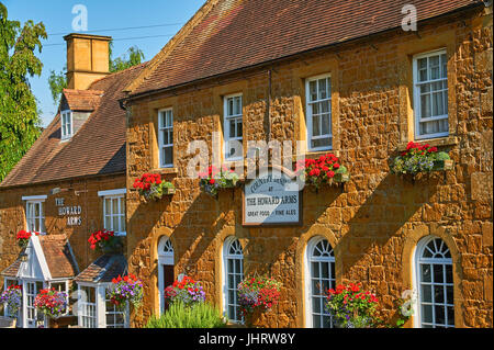 Bunte Ampeln auf der Vorderseite eines Cotswold Öffentlichkeit Steinhaus, in Warwickshire Dorf von Ilmington Stockfoto