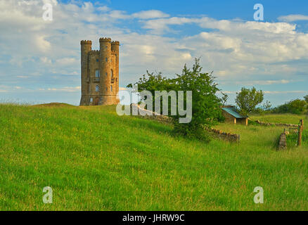 Broadway Tower ist eine steinerne Burgturm auf Fisch-Hügel, die zweite höchste Punkt in den Cotswolds, England Stockfoto