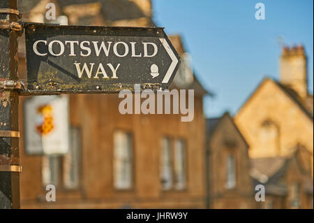 Cotswold Way Wanderweg Markierung Zeichen in der Marktstadt Chipping Campden, nördlichen Ende oder Anfang der ländlichen Langstrecken-Wanderweg Stockfoto