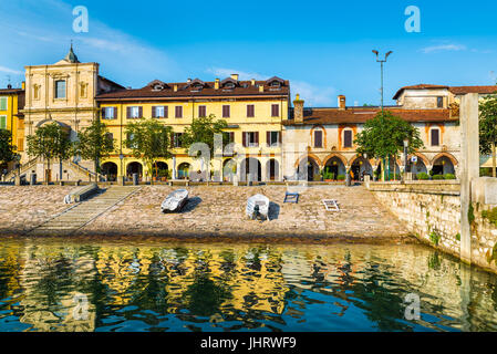 Lago Maggiore, Arona, Altstadt, Italien. Malerischer Blick auf die Piazza del Popolo Stockfoto