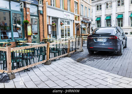 Quebec Stadt, Kanada - 30. Mai 2017: Blaue Tesla Model X Straßenfahrt Kopfsteinpflaster in der unteren Altstadt Straße Rue Sault-au-Matelot von Restaurants genannt Stockfoto
