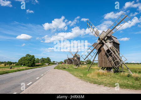 Traditionelle Windmühlen bei Lerkaka auf schwedischen Insel Öland in der Ostsee. Stockfoto