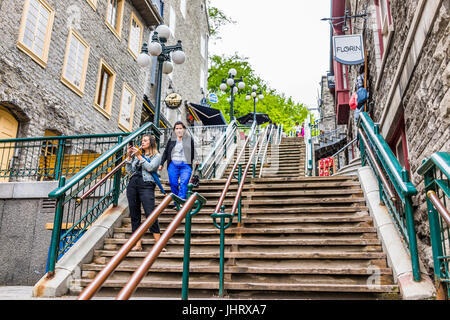 Quebec Stadt, Kanada - 30. Mai 2017: Untere Altstadt Straße Rue du Petit Champlain mit hölzernen Treppen oder Stufen von Restaurants und Geschäften mit Pers. Stockfoto