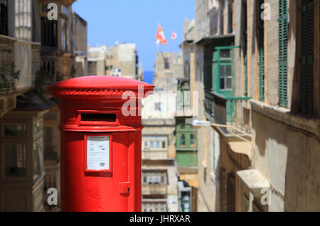 Rot, britischen Stil Briefkasten auf den Stufen des M.A. Vassalli Straße in Valletta, Malta Stockfoto