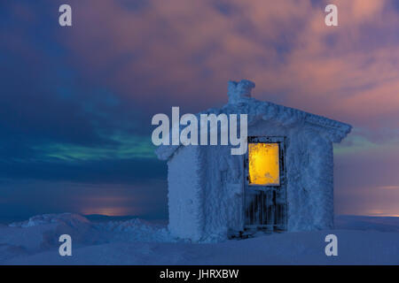 Reif bedeckt Hütte am Berg Dundret, Dundret natürliche reserve, Gaellivare, Norrbotten, Lappland, Schweden, Dezember, Reifbedeckte Hütte Auf dem Stockfoto