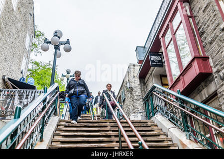 Quebec Stadt, Kanada - 30. Mai 2017: Menschen auf berühmte Treppe oder Stufen auf untere Altstadt Straße Rue du Petit Champlain von Restaurants genannt Stockfoto