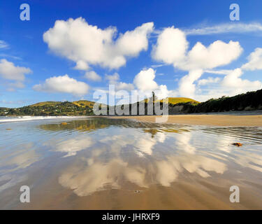 "Strand mit Moeraki mit Cloud Überlegung, den Pazifischen Ozean; Otago, Neuseeland Südinsel; Februar ', Strand Bei Moeraki Mit Wolkenspiegelung, Paz Stockfoto