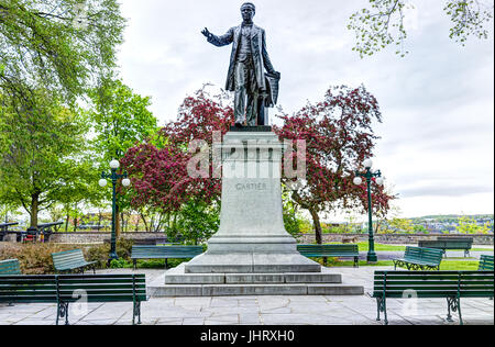 Quebec Stadt, Kanada - 30. Mai 2017: Montmorency Park National Historic Site mit Jacques Cartier Statue Skulptur Denkmal mit Bänken und Kanonen Stockfoto