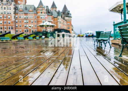 Quebec Stadt, Kanada - 30. Mai 2017: Altstadt Straße und Blick auf Hotel Chateau Frontenac mit Kanonen und Makro Nahaufnahme Dufferin Terrasse bei starkem Regen Stockfoto