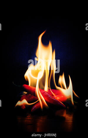 Chili Paprika Rösten in einer Flamme Stockfoto