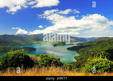 "Look des Berges Onahau, Queen Charlotte Track auf der Kenepuru sound, Marlborough sounds-Nationalpark, Südinsel Neuseeland; Februar ', Bl Stockfoto