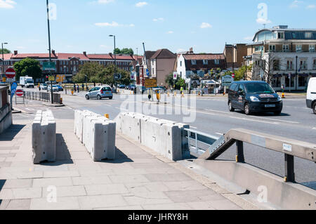 Anti-Terrorismus oder Anti-Terror-Barrieren am südlichen Ende von Hampton Court Brücke über den Fluss Themse in London. Stockfoto