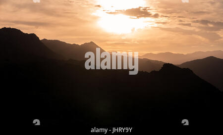 Schönen Sonnenuntergang über Berge im Coachella Valley von der kalifornischen Wüste mit Textfreiraum Stockfoto