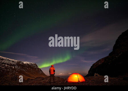 Man sieht im Norden Licht (Aurora Borealis), Norrbotten, Lappland, Schweden, Oktober, Mann Betrachtet Nordlicht (Aurora Borealis), Lappland, Schweden, Ok Stockfoto