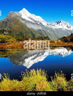 "Key Summit mit Reflexion des Mt. Christina, Fjord Nationalpark, Welt-Natur-Erbe South West New Zealand, Westküste, Insel Süden neue Z Stockfoto