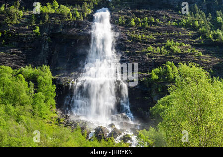 Wasserfall, Fortundalen (Fortunsdalen), Glanz, Sogn Og Fjordane Fylke, Norwegen, Mai, Wasserfall, Norwegen, Mai 2012 Stockfoto