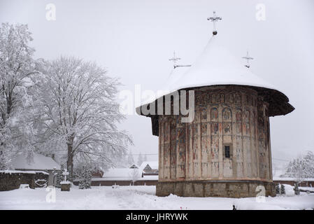 Die Kirche von Kloster Humor unter dem Schnee, Bezirk von Moldawien, Rumänien Stockfoto