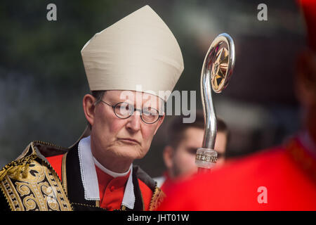 Rainer Maria Cardinal Woelki besucht die Trauerfeier für den verstorbenen Kardinal Joachim Meisner in Köln, Deutschland, 15. Juli 2017. Meisner wird heute im Kölner Dom beigesetzt. In einer Prozession wird der Sarg aus der Kirche St. Gereon zur Kathedrale begleitet wird. Foto: Rolf Vennenbernd/dpa Stockfoto