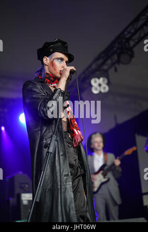 Suffolk, UK. 14. Juli 2017. Henry Spychalski von HMLTD, die live auf der Seebühne am 2. Tag des 2017 Latitude Festival in Henham Park, Southwold in Suffolk. Foto: Freitag, 14. Juli 2017. Foto Kredit Kredit lesen sollten: Roger Garfield/Alamy Live News Stockfoto