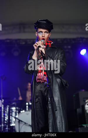 Suffolk, UK. 14. Juli 2017. Henry Spychalski von HMLTD, die live auf der Seebühne am 2. Tag des 2017 Latitude Festival in Henham Park, Southwold in Suffolk. Foto: Freitag, 14. Juli 2017. Foto Kredit Kredit lesen sollten: Roger Garfield/Alamy Live News Stockfoto