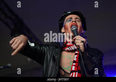 Suffolk, UK. 14. Juli 2017. Henry Spychalski von HMLTD, die live auf der Seebühne am 2. Tag des 2017 Latitude Festival in Henham Park, Southwold in Suffolk. Foto: Freitag, 14. Juli 2017. Foto Kredit Kredit lesen sollten: Roger Garfield/Alamy Live News Stockfoto