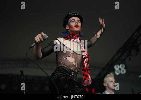 Suffolk, UK. 14. Juli 2017. Henry Spychalski von HMLTD, die live auf der Seebühne am 2. Tag des 2017 Latitude Festival in Henham Park, Southwold in Suffolk. Foto: Freitag, 14. Juli 2017. Foto Kredit Kredit lesen sollten: Roger Garfield/Alamy Live News Stockfoto