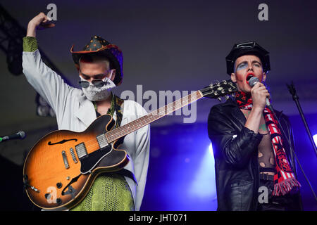 Suffolk, UK. 14. Juli 2017. Henry Spychalski (rechts) und Herzog von HMLTD, die live auf der Seebühne am 2. Tag des 2017 Latitude Festival in Henham Park, Southwold in Suffolk. Foto: Freitag, 14. Juli 2017. Foto Kredit Kredit lesen sollten: Roger Garfield/Alamy Live News Stockfoto